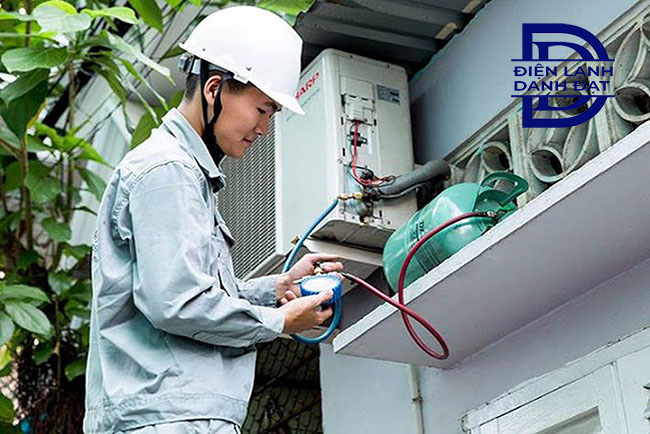 Quy trình bơm gas máy lạnh của Danh Đạt được thực hiện dưới sự giám sát của khách hàng