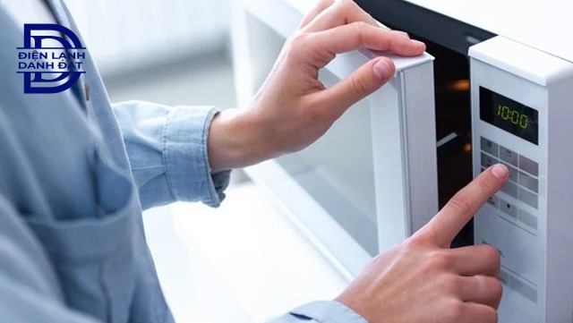 Sửa lò vi sóng bị liệt phím bấm